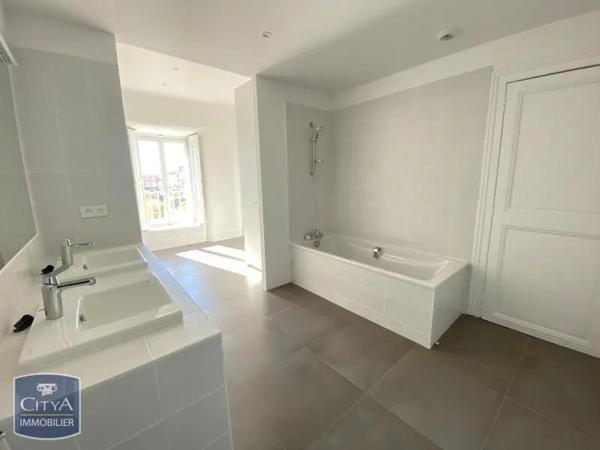 Appartement à louer 4 pièces 151.03m²