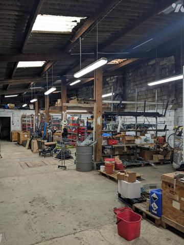 Local d'activité de 220m² sur terrain de 850m² composé de bureaux, d'atelier et de stockage.