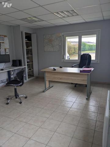 Local d'activité de 220m² sur terrain de 850m² composé de bureaux, d'atelier et de stockage.