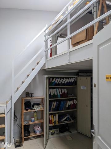 Local d'activité de 220m² sur terrain de 850m² composé de bureaux, d'atelier et de stockage.