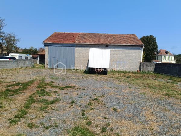 À vendre, local d’environ 90 m², offrant un beau potentiel d’aménagement et de développement.

Le bien dispose d’une surface de terrain d’environ 1 060 m², permettant d’envisager différents projets selon les besoins.

Les atouts :

📐 Local d’environ 89 m²
🏢 Possibilité de créer un bureau
🚻 Possibilité de créer un WC
🏗️ Possibilité de construire un bâtiment supplémentaire sur le terrain, sous réserve des autorisations d’urbanisme
🌳 Terrain d’environ 1 060 m²
💧 Raccordement au tout-à-l’égout

Un bien offrant de nombreuses possibilités d’exploitation, d’aménagement ou de développement, idéal pour un professionnel, un artisan ou un investisseur à la recherche d’un espace évolutif.

📞 Pour plus d’informations ou pour organiser une visite, n’hésitez pas à me contacter.