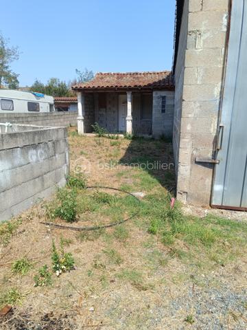 À vendre, local d’environ 90 m², offrant un beau potentiel d’aménagement et de développement.

Le bien dispose d’une surface de terrain d’environ 1 060 m², permettant d’envisager différents projets selon les besoins.

Les atouts :

📐 Local d’environ 89 m²
🏢 Possibilité de créer un bureau
🚻 Possibilité de créer un WC
🏗️ Possibilité de construire un bâtiment supplémentaire sur le terrain, sous réserve des autorisations d’urbanisme
🌳 Terrain d’environ 1 060 m²
💧 Raccordement au tout-à-l’égout

Un bien offrant de nombreuses possibilités d’exploitation, d’aménagement ou de développement, idéal pour un professionnel, un artisan ou un investisseur à la recherche d’un espace évolutif.

📞 Pour plus d’informations ou pour organiser une visite, n’hésitez pas à me contacter.