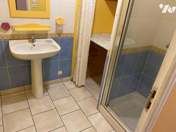 PUTANGES LE LAC, proche tous commerces, maison 4 chambres terrain 7 957 m² avec accès à la rivière