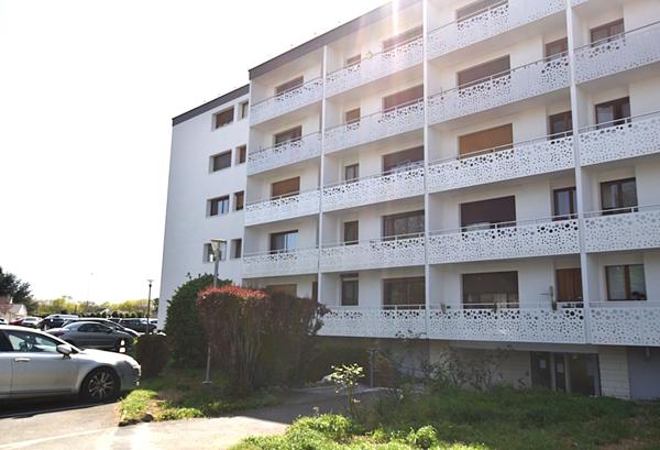 Appartement T1 à vendre à Combs-la-Ville, dernier étage avec balcon et parking