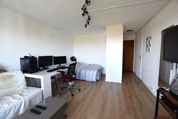 Appartement T1 à vendre à Combs-la-Ville, dernier étage avec balcon et parking