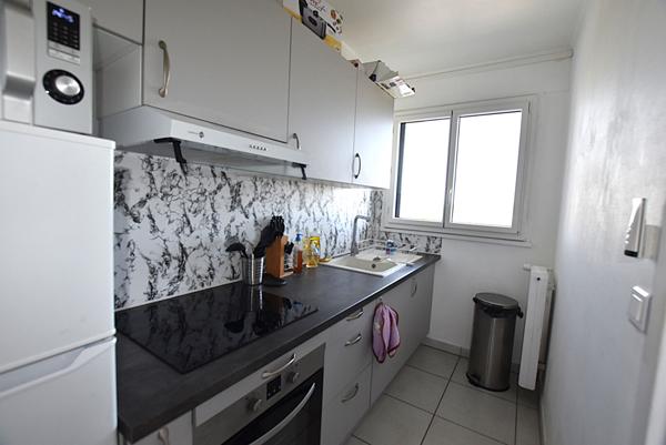 Appartement T1 à vendre à Combs-la-Ville, dernier étage avec balcon et parking