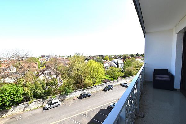 Appartement T1 à vendre à Combs-la-Ville, dernier étage avec balcon et parking
