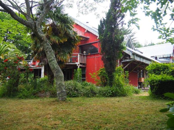 A PLONÉOUR-LANVERN grande maison en bois