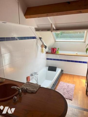 A PLONÉOUR-LANVERN grande maison en bois