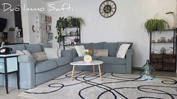 Maison mitoyenne avec jardin, terrasse, stationnements et atelier.