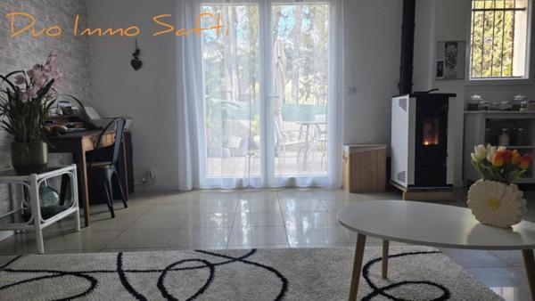 Maison mitoyenne avec jardin, terrasse, stationnements et atelier.