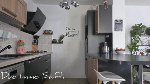 Maison mitoyenne avec jardin, terrasse, stationnements et atelier.