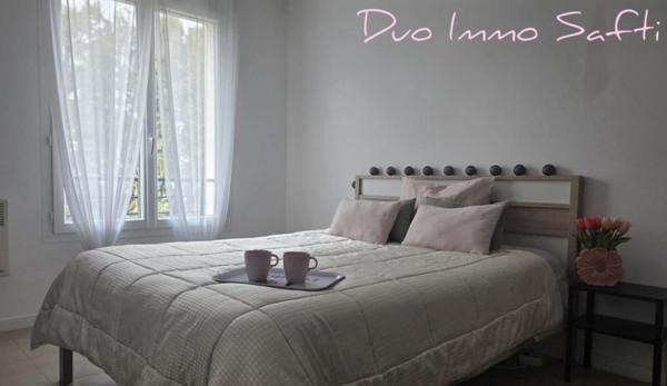 Maison mitoyenne avec jardin, terrasse, stationnements et atelier.