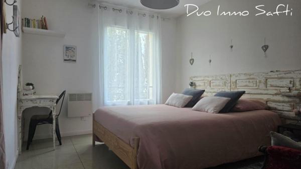 Maison mitoyenne avec jardin, terrasse, stationnements et atelier.