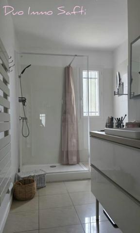 Maison mitoyenne avec jardin, terrasse, stationnements et atelier.