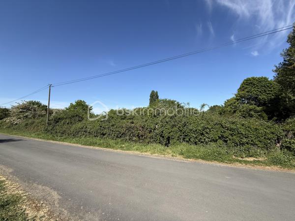 OFFRE ACCEPTÉE 

Le Mans – Grande parcelle non constructible de 10 138 m²

À découvrir au Mans, cette vaste parcelle cadastrée RX142 offrant une surface exceptionnelle de 10 138 m².

Actuellement laissée à l’état naturel, elle est recouverte d’herbe et de végétation spontanée. Une remise en état et un débroussaillage seront à prévoir afin de profiter de son potentiel.

Située à proximité des transports en commun ( T3 et bus )  et d’autres terrains de loisirs, de parcelles plus petites, ce terrain représente une belle opportunité pour différents projets. Il peut notamment convenir à un acquéreur souhaitant créer plusieurs parcelles destinées à des usages de loisirs ou de potager, avec la possibilité de les valoriser par une revente lot par lot.

Il peut également être parfait pour un usage privé, pour profiter d’un grand espace de nature aux portes de la ville.

À noter :
	•	Parcelle non raccordée à l’eau
	•	Parcelle non raccordée à l’électricité ( plusieurs terrains autours sont raccordés ) 
	•	Zone non constructible

Pour plus d’informations ou organiser une visite, merci de me contacter.