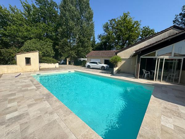 Belle maison avec piscine et double garage
