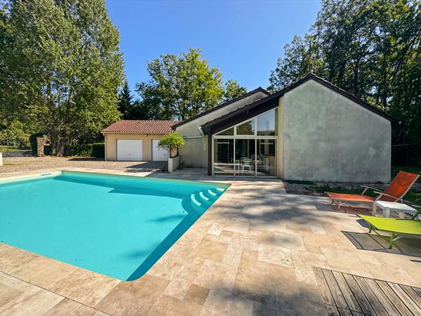 Belle maison avec piscine et double garage