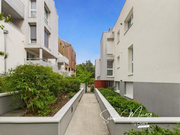 Beau T3 lumineux avec terrasse et deux places de parking