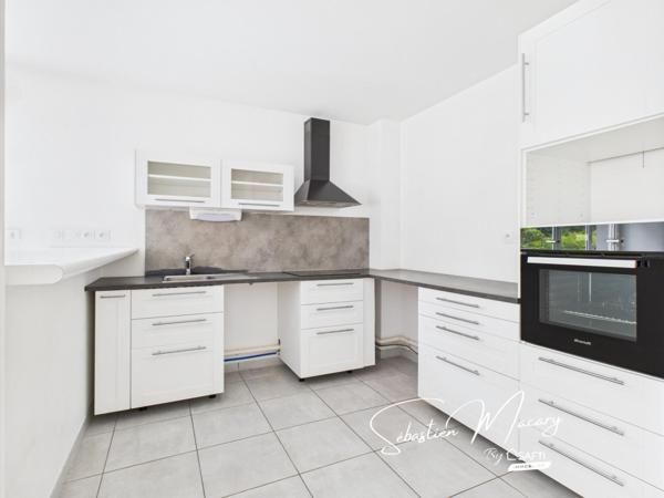 Beau T3 lumineux avec terrasse et deux places de parking