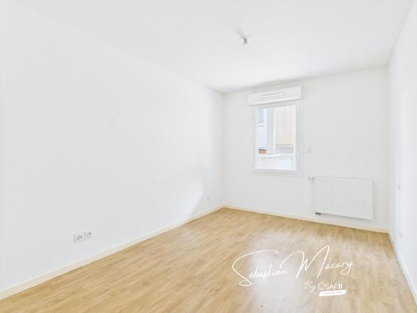 Beau T3 lumineux avec terrasse et deux places de parking