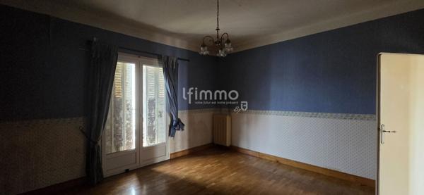 Maison 3 faces avec extérieur et garage