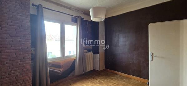 Maison 3 faces avec extérieur et garage