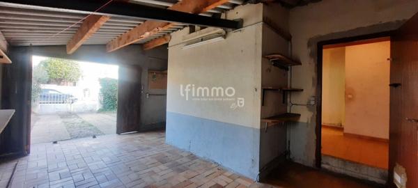 Maison 3 faces avec extérieur et garage