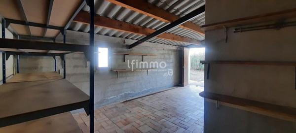 Maison 3 faces avec extérieur et garage