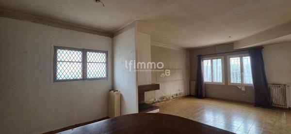 Maison 3 faces avec extérieur et garage