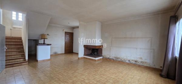 Maison 3 faces avec extérieur et garage