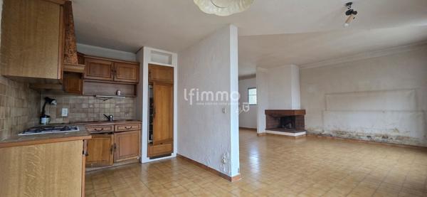 Maison 3 faces avec extérieur et garage