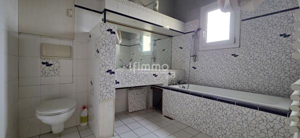 Maison 3 faces avec extérieur et garage