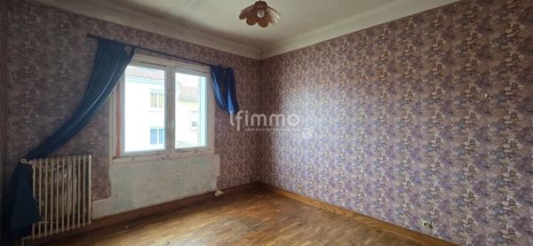 Maison 3 faces avec extérieur et garage