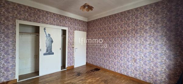 Maison 3 faces avec extérieur et garage