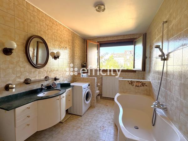 Maison
         7 pièces
        - 163 m² Bien prestige 930 000 € *
