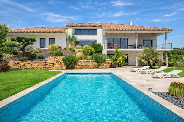 Superbe villa à  l'architecture moderne et aux prestations haut de gamme:  « Un art de vivre entre nature, élégance et Méditerranée ! »