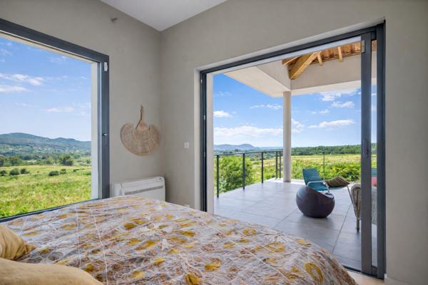 Superbe villa à  l'architecture moderne et aux prestations haut de gamme:  « Un art de vivre entre nature, élégance et Méditerranée ! »