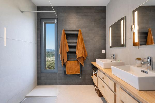 Superbe villa à  l'architecture moderne et aux prestations haut de gamme:  « Un art de vivre entre nature, élégance et Méditerranée ! »