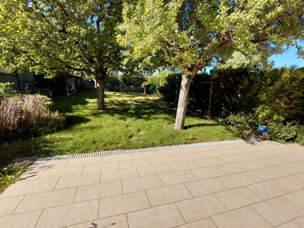 Environnement très agréable et beau jardin