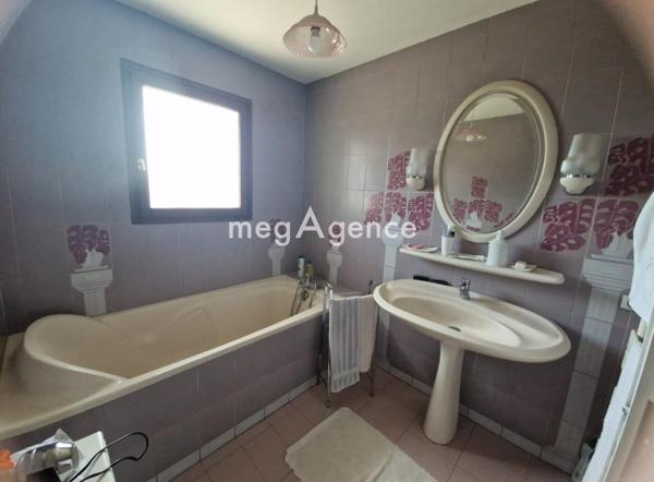 Maison à SAINT-GENIS-LAVAL, 69230 - 5 pièces 152m²
