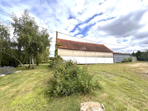 Ensemble immobilier avec fermette et bâtiments sur 2,6 hectares à VAL-FOUZON (INDRE 36)