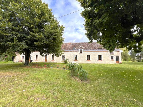 Ensemble immobilier avec fermette et bâtiments sur 2,6 hectares à VAL-FOUZON (INDRE 36)