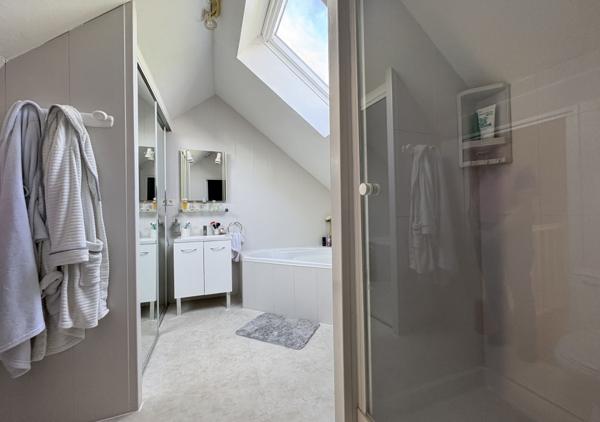 Maison 114 m² avec piscine, jardin et garage sur une parcelle de 387 m²