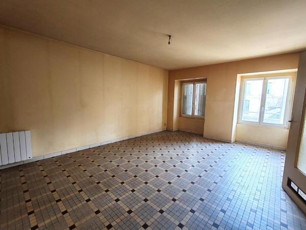 Coeur de ville ! Appartement à rénover de type T2 avec garage