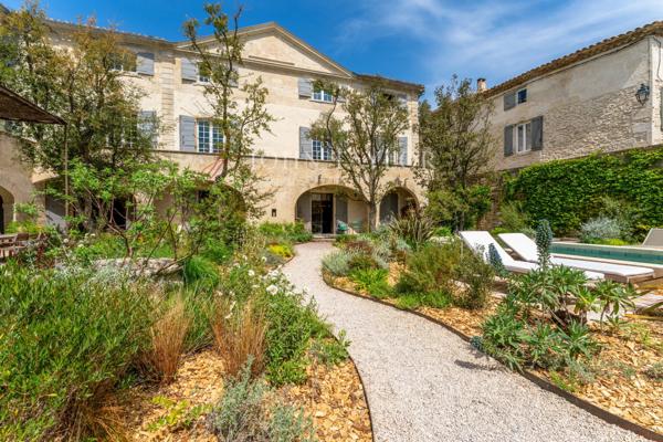 Vente Hôtel Particulier de Prestige - 1 200 m² - Proche Saint-Rémy-de-Provence