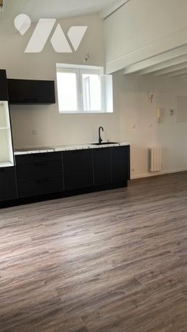 Dans une petite copropriété constituée d'un immeuble en pierre, un appartement T3