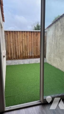 Dans une petite copropriété constituée d'un immeuble en pierre, un appartement T3