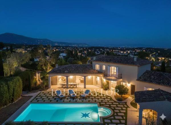 Villa rénovée avec raffinement au cœur d’un domaine sécurisé