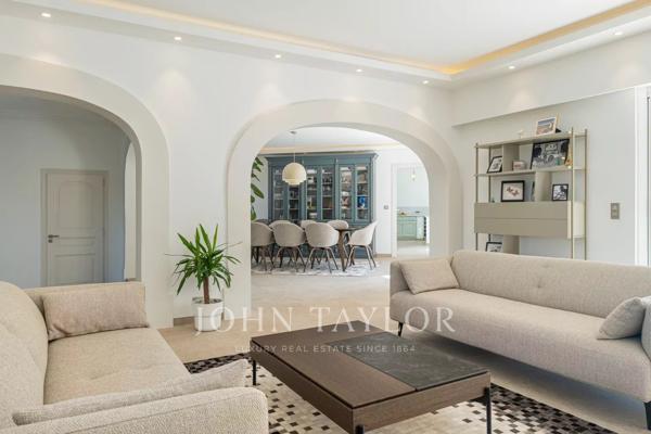 Villa rénovée avec raffinement au cœur d’un domaine sécurisé
